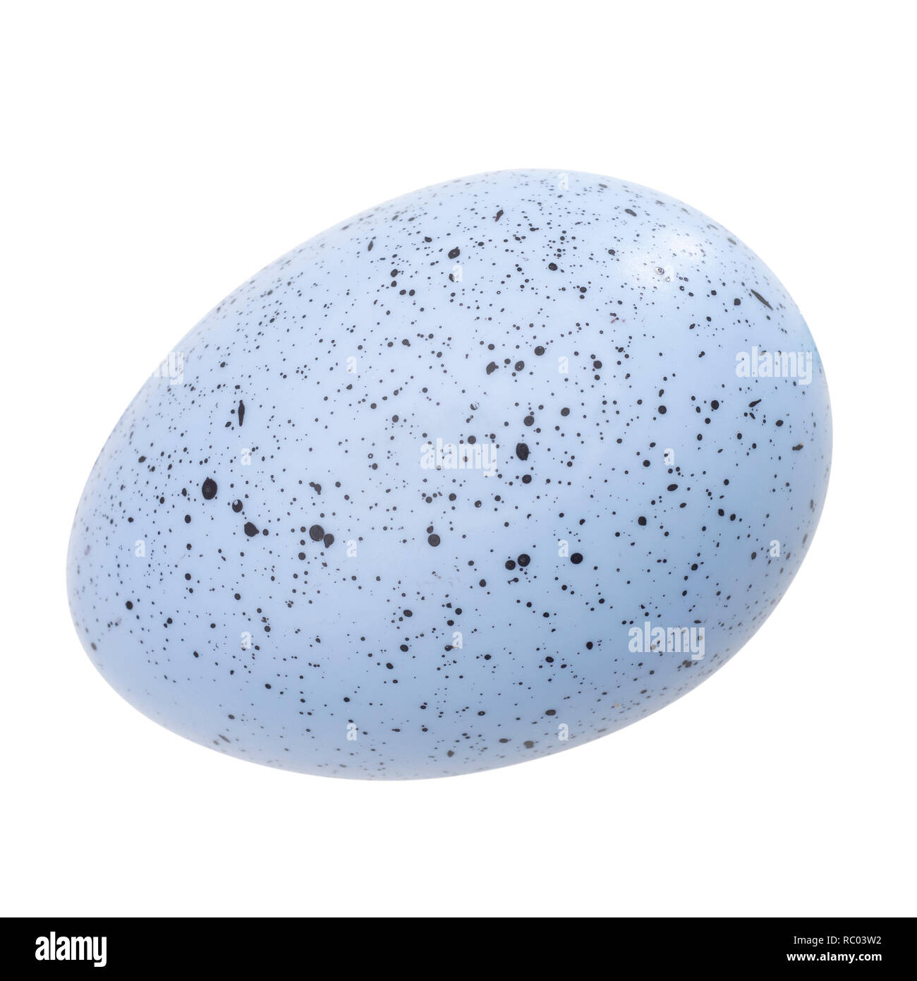 Dipinto di blu uovo isolato su uno sfondo bianco. È spruzzato sulle effetto. Ideale Pasqua etc. Foto Stock