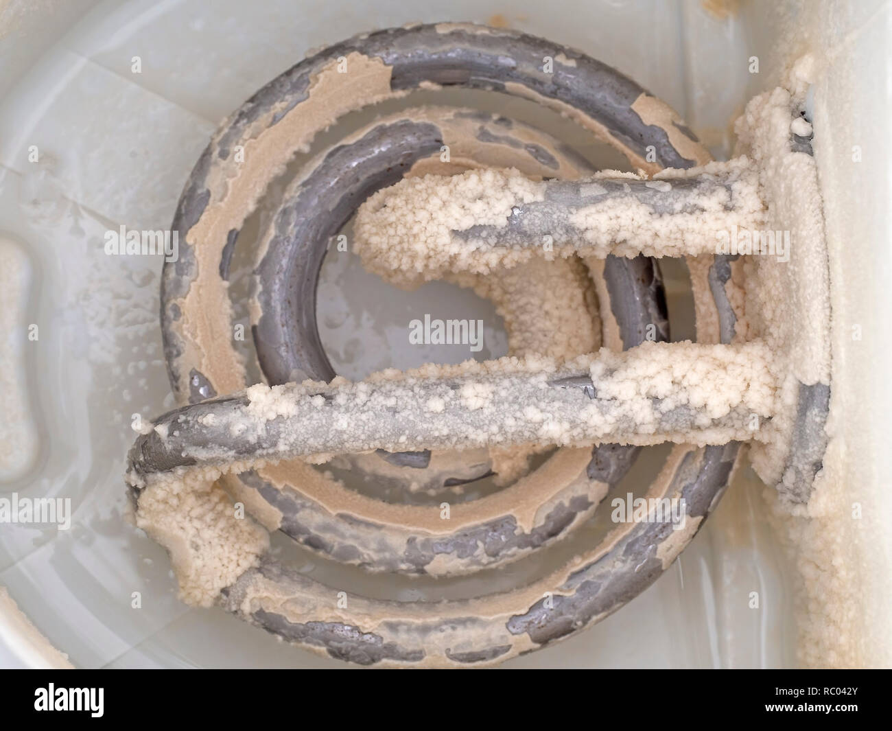 I depositi di calcare nel vecchio bollitore, pelo elemento. Un bianco, calcareo del residuo dal deposito di carbonato di calcio. Difficile problema dell'acqua. Foto Stock