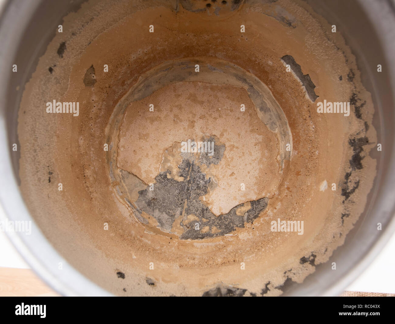 I depositi di calcare, scala in vecchio bollitore. Un bianco, calcareo del residuo dal deposito di carbonato di calcio. Difficile problema dell'acqua. Foto Stock