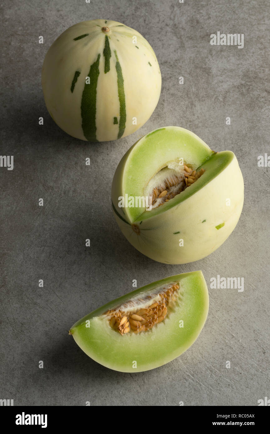 Intero e tagliare organici bianco fresco melone Foto Stock
