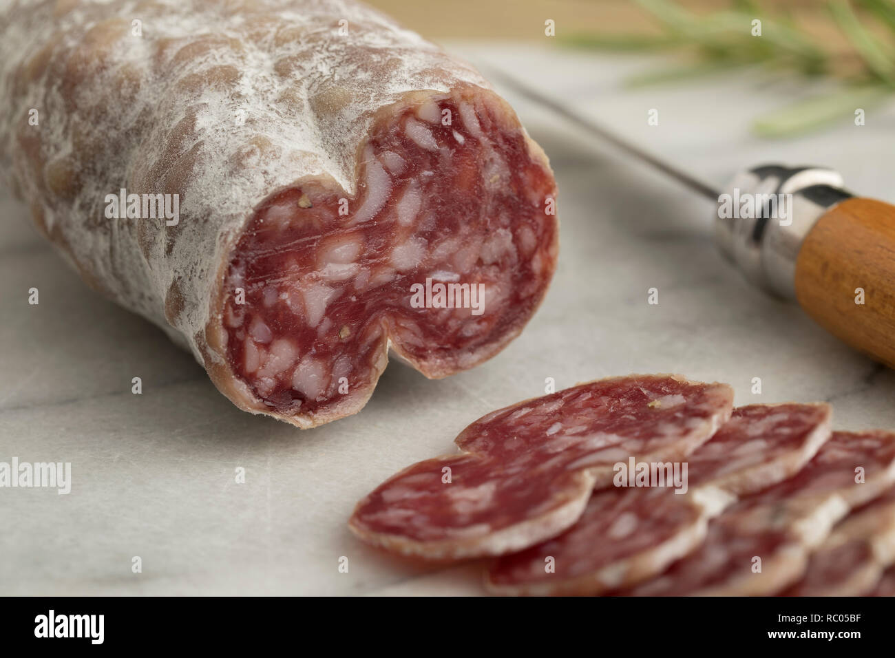 Salsiccia francese sec e fette close up Foto Stock