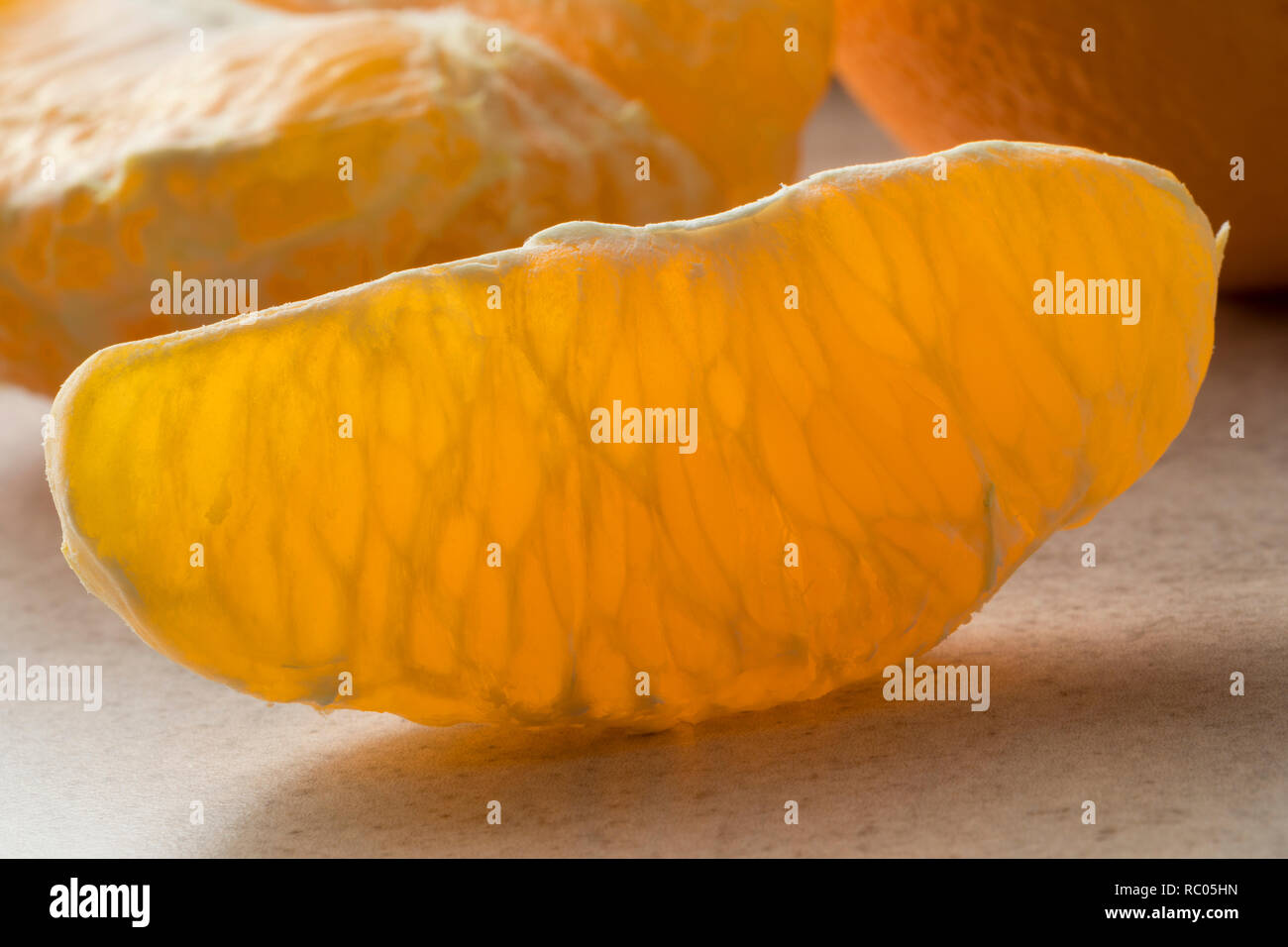 Fresco e salutare succosa segmento arancione closeup Foto Stock