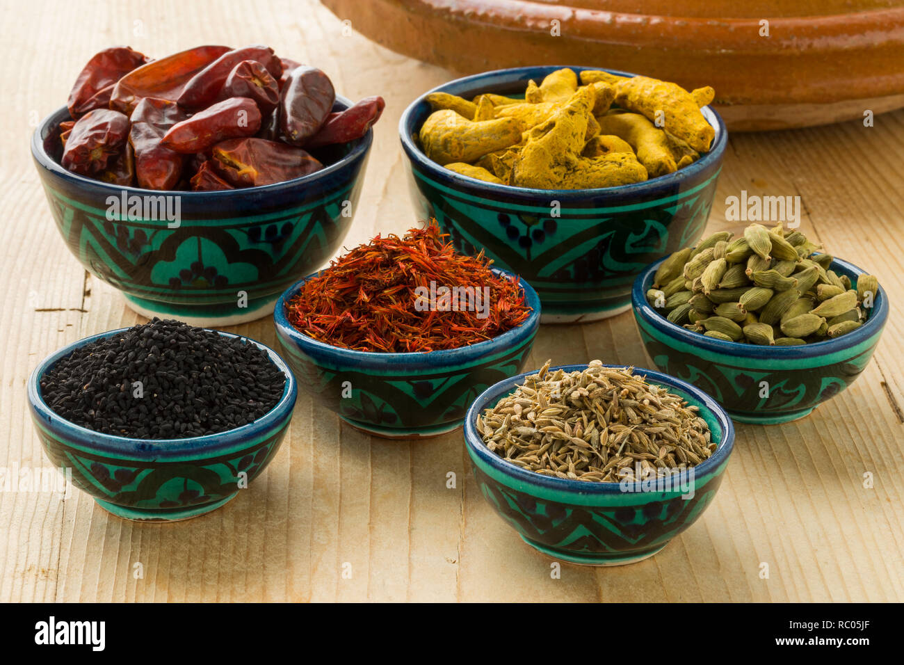 Marocchino erbe essiccate in tradizionali bocce pronto per cucinare Foto Stock