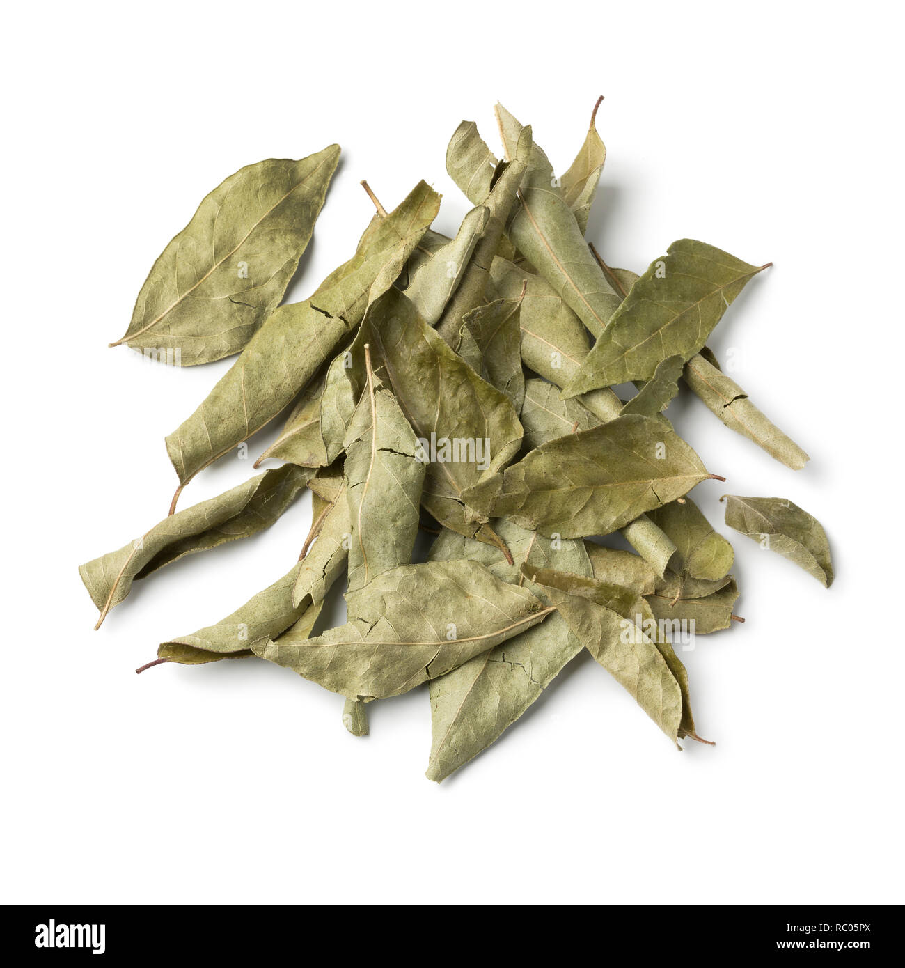 Cumulo di aromatiche foglie di curry close up isolati su sfondo bianco Foto Stock
