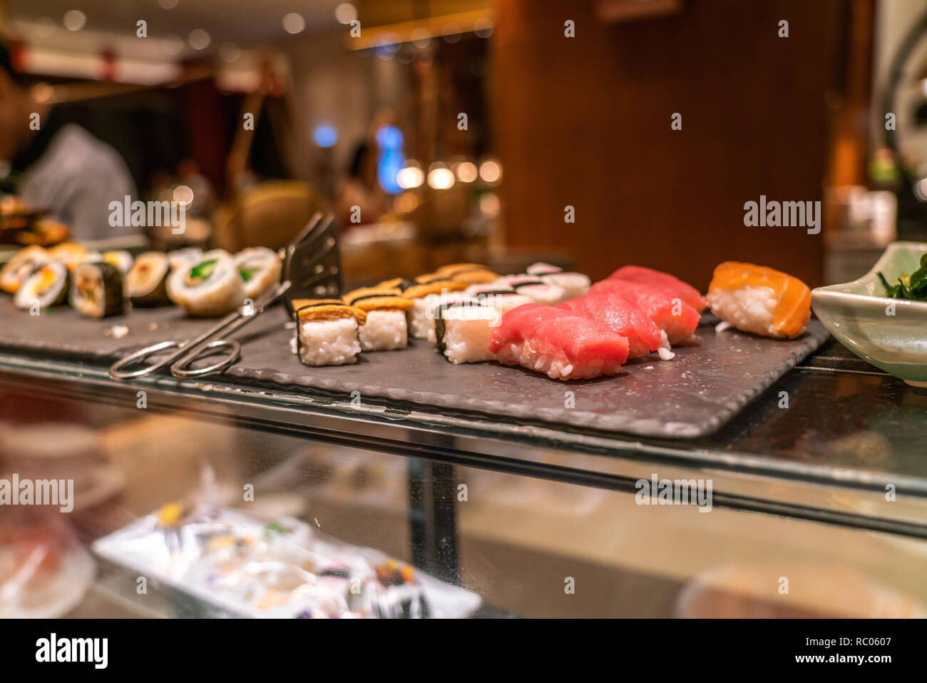 Il cibo giapponese: sushi, Nigiri e Futomaki Foto Stock