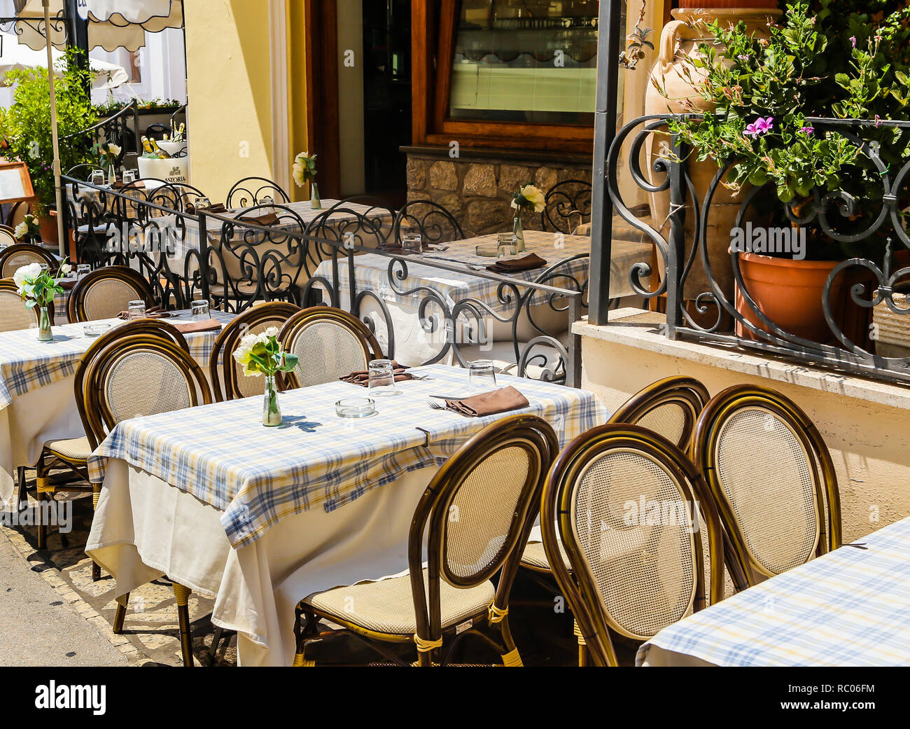 Una street cafe sull'isola di Capri. Anacapri, Italia Foto Stock