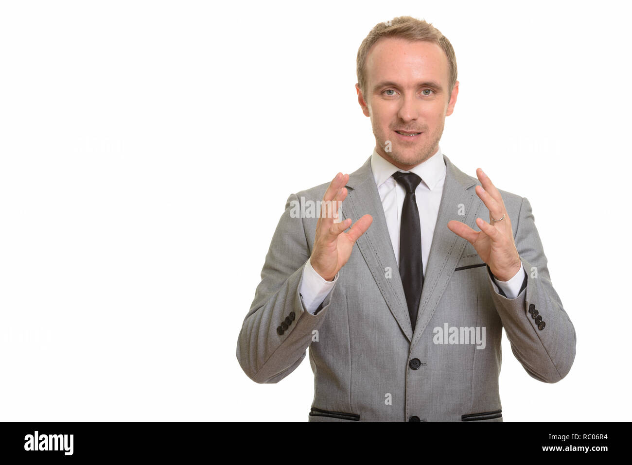 Bello imprenditore caucasico spiegando isolata contro uno sfondo bianco Foto Stock