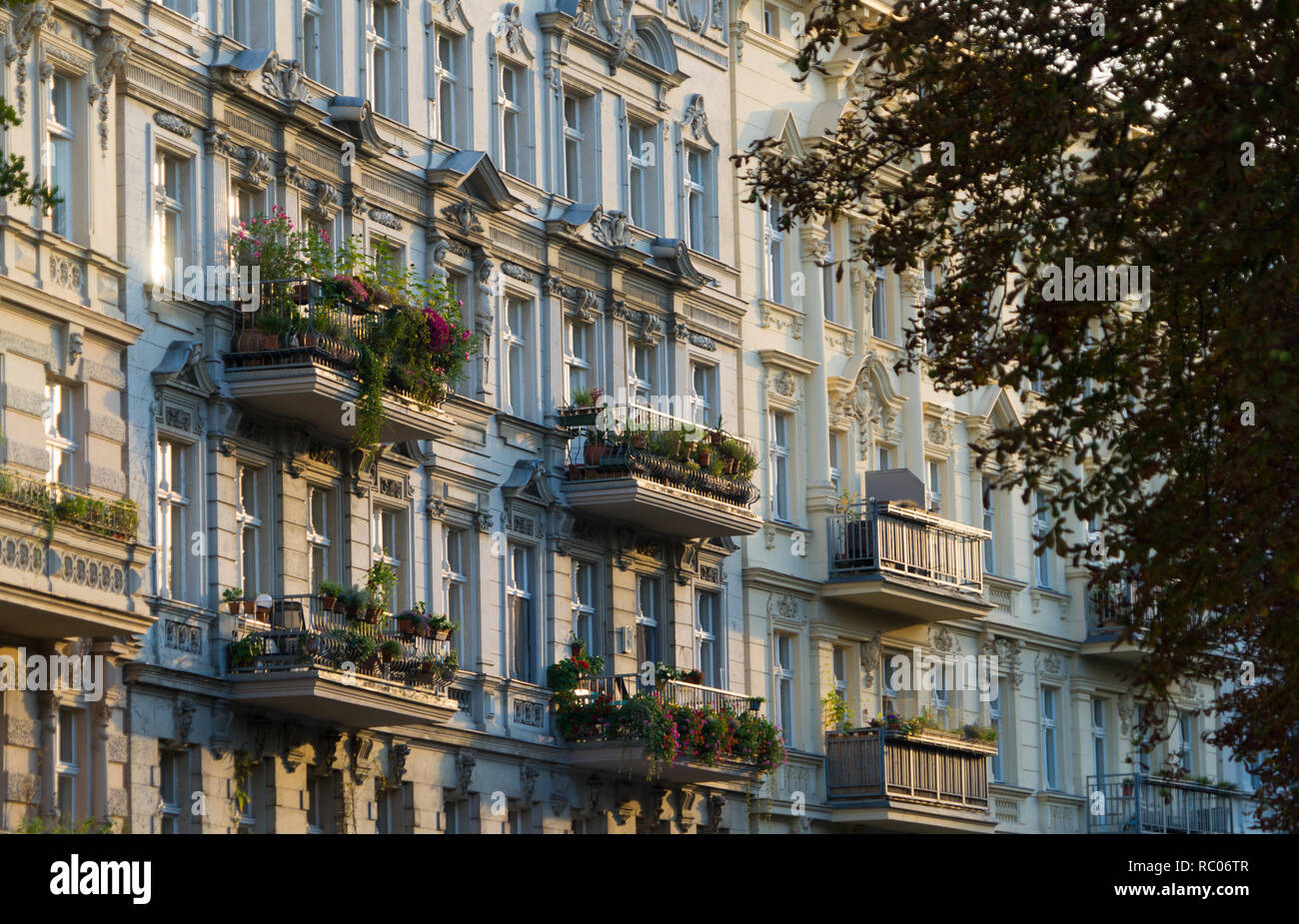 Berlin Kreuzberg Planufer, architettura residenziale con balconi ornati, appartamenti storici, Germania Foto Stock