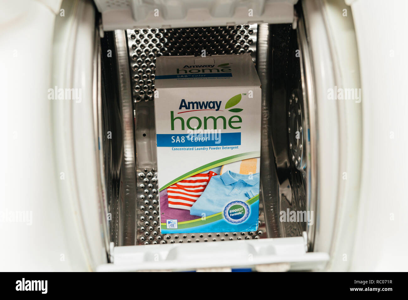 Parigi, Francia - Jan 23, 2018: Amway Home colore concentrato Servizio  lavanderia detersivo in polvere SA8 verticale interno macchina  lavabiancheria a caricamento superiore centrifuga Foto stock - Alamy