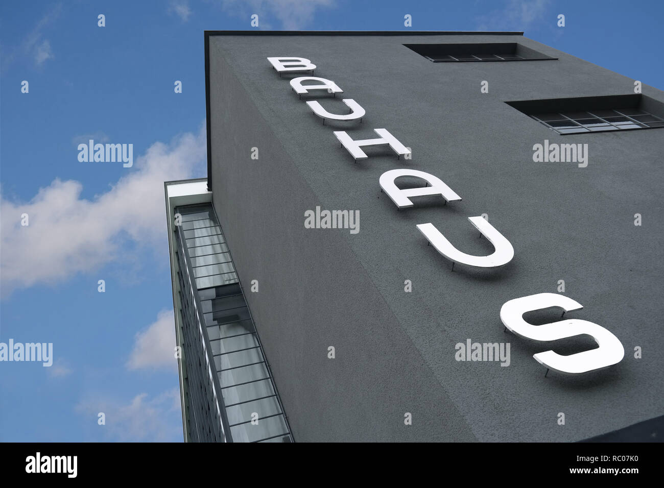 Bauhaus Dessau, iconica architettura modernista di Walter Gropius, facciata con cortina di vetro, Dessau, Sassonia-Anhalt, Germania Foto Stock