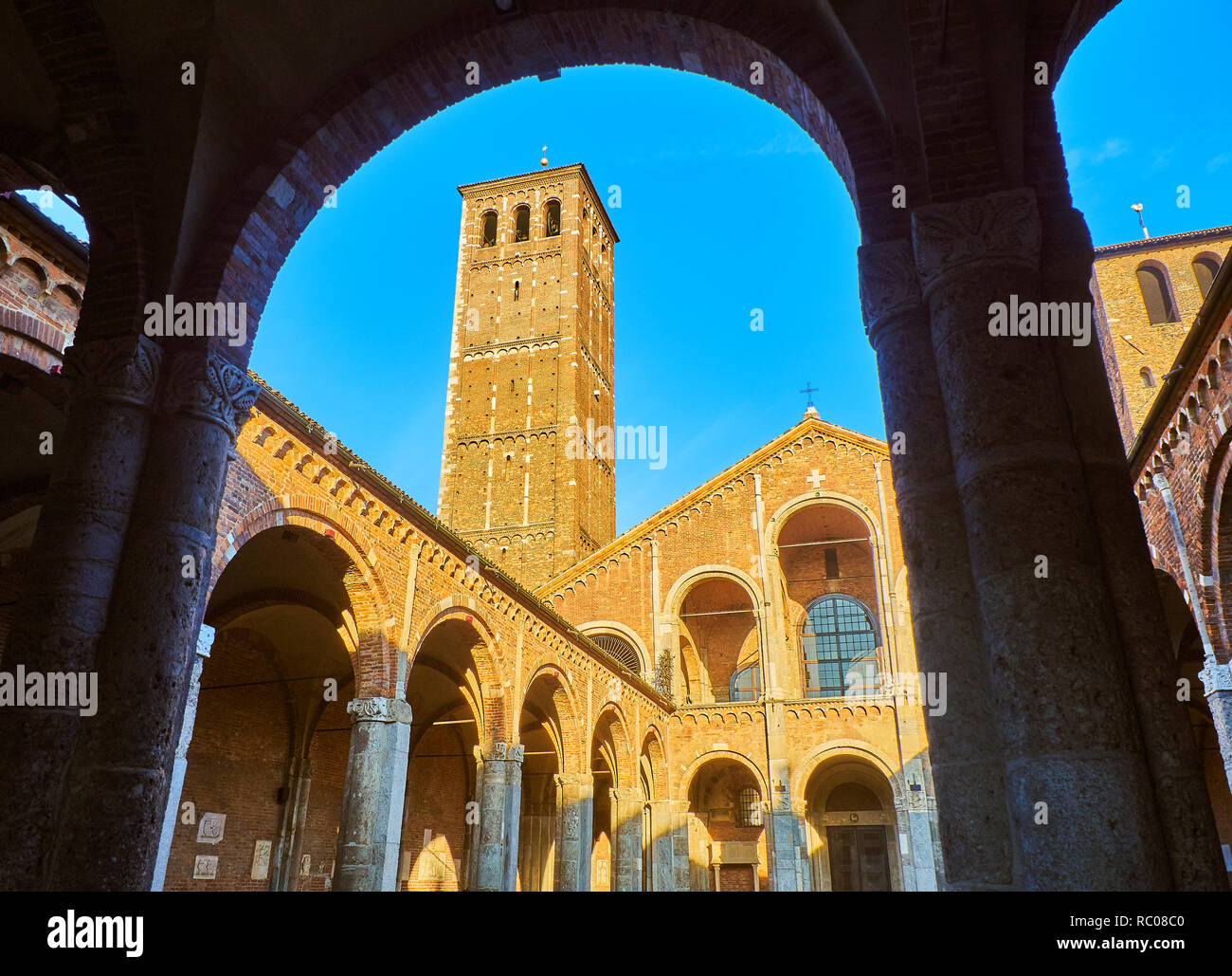 Vista della facciata ovest dal Ansperto atrio della Basilica di Sant'Ambrogio. Milano, lombardia, italia. Foto Stock