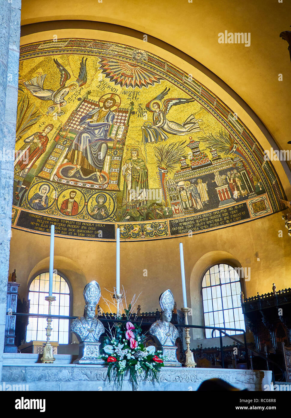 Milano, Italia - 29 dicembre 2018. Il mosaico absidale della Basilica di Sant'Ambrogio. Milano, lombardia, italia. Foto Stock