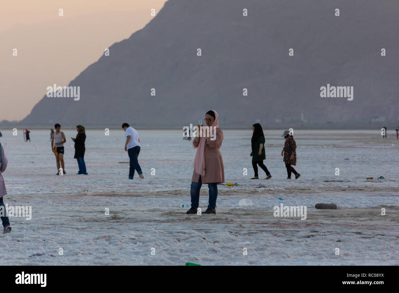 La gente che camminava sulla distesa di sale del lago di Urmia, West Azerbaijan provincia, Iran Foto Stock