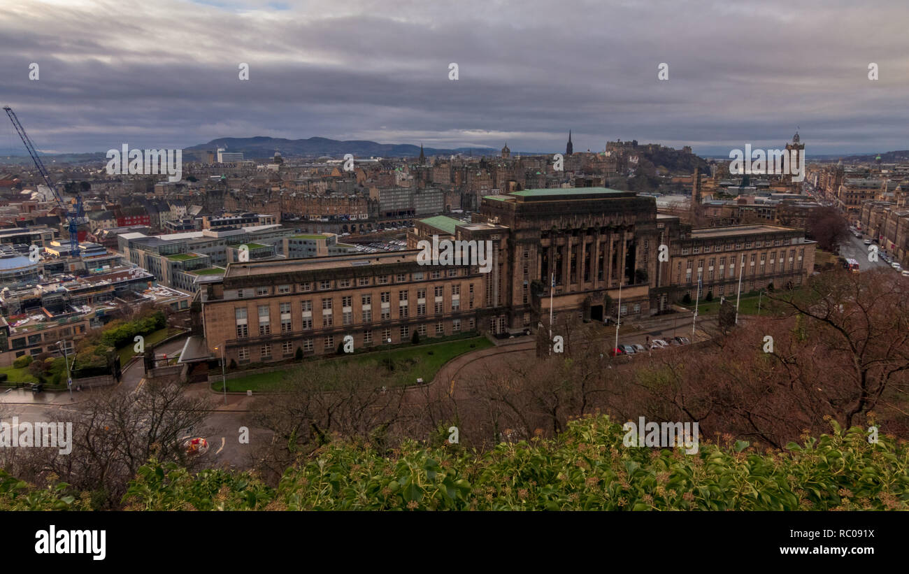 Il governo scozzese, Caltton Hill, Scozia. Prima mattina a Edimburgo nel dicembre con il freddo invernale cielo e umore a freddo della città dall'alto. Foto Stock