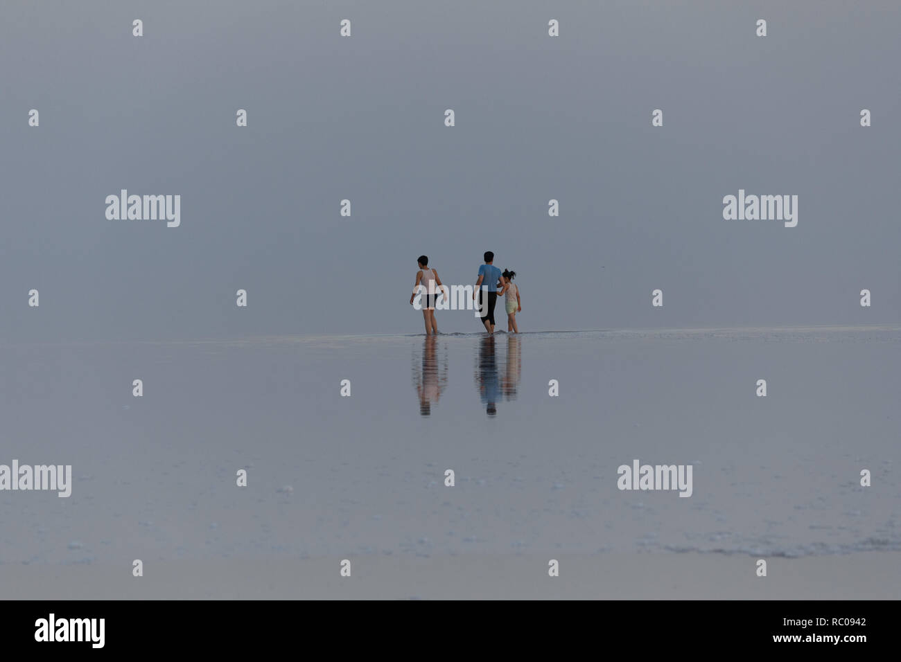 Le persone sono a piedi sale sul lago di Urmia, West Azerbaijan provincia, Iran Foto Stock