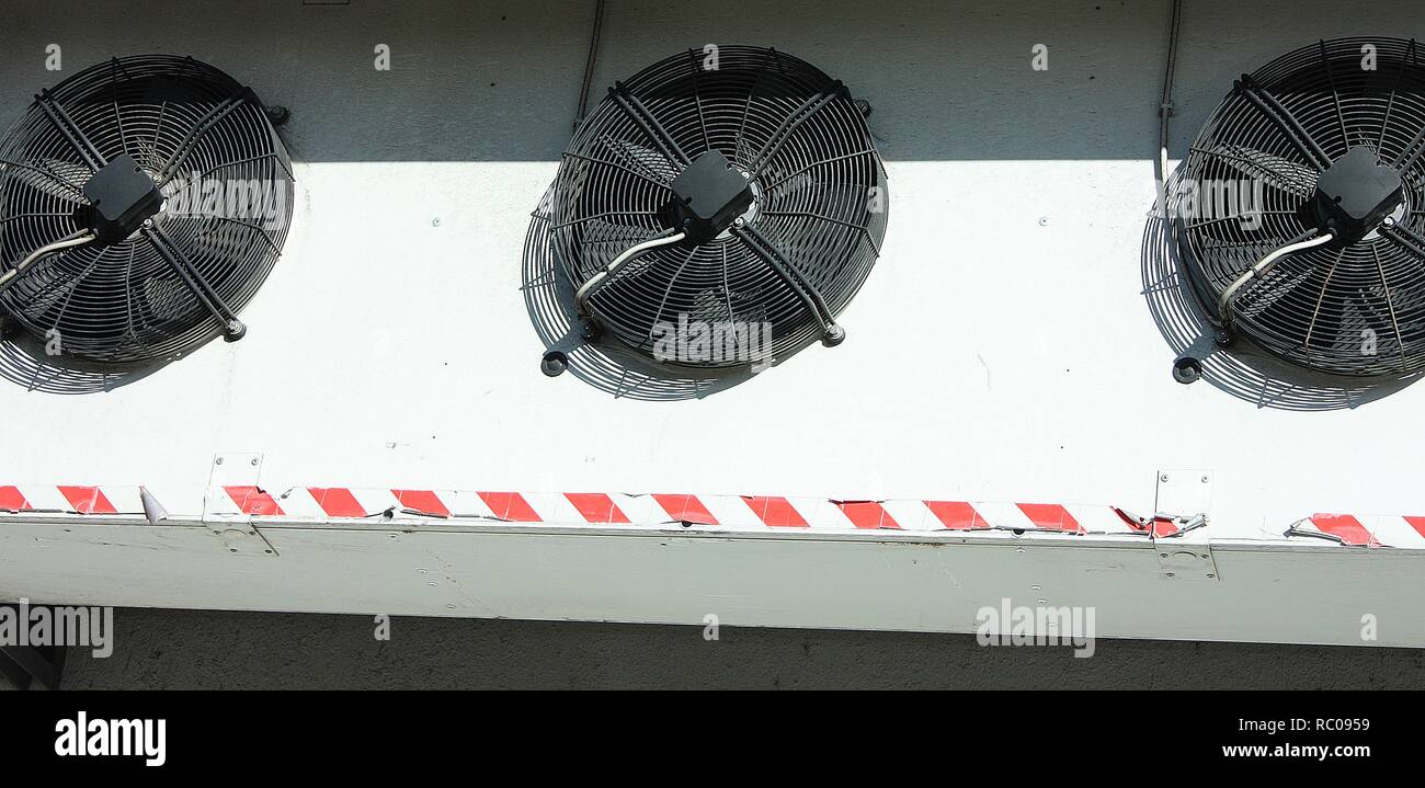 Nero sistema di ventilazione su una parete bianca. tre orizzontali le valvole di ventilazione Foto Stock