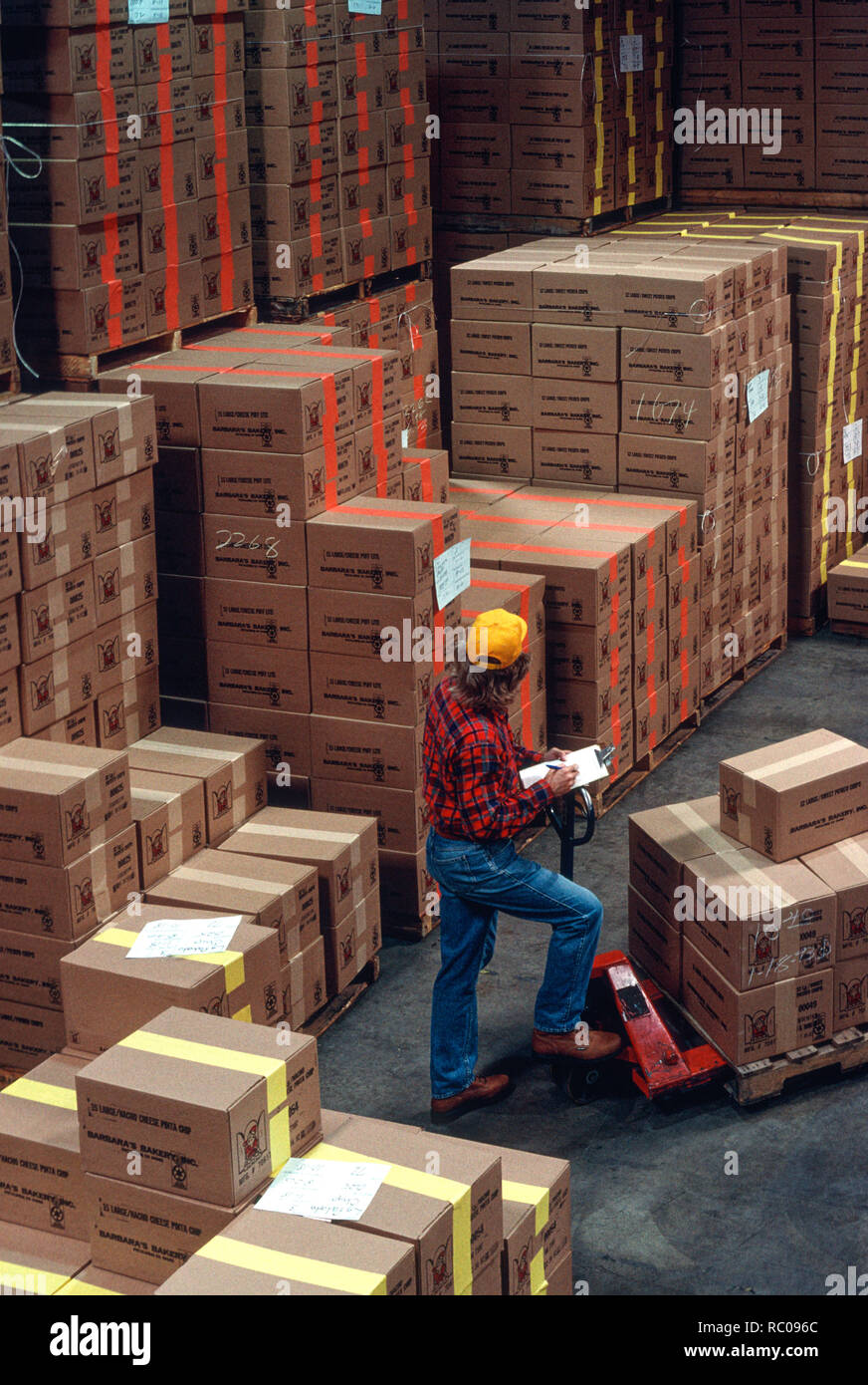Lavoratore maschile che effettua l'inventario in un magazzino industriale, USA, 1992 Foto Stock
