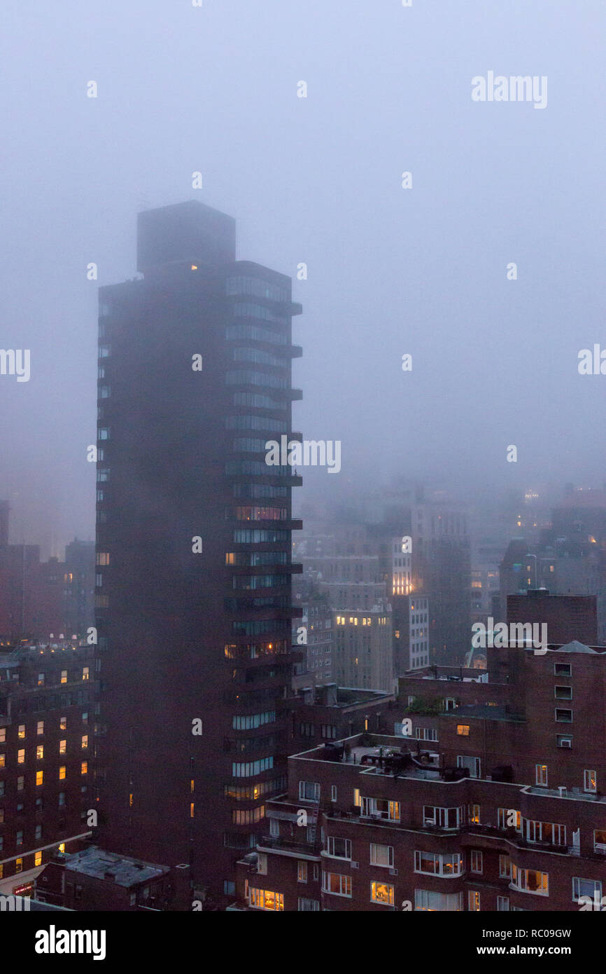 Banchi di nebbia sindone Midtown Manhattan, New York, Stati Uniti d'America Foto Stock