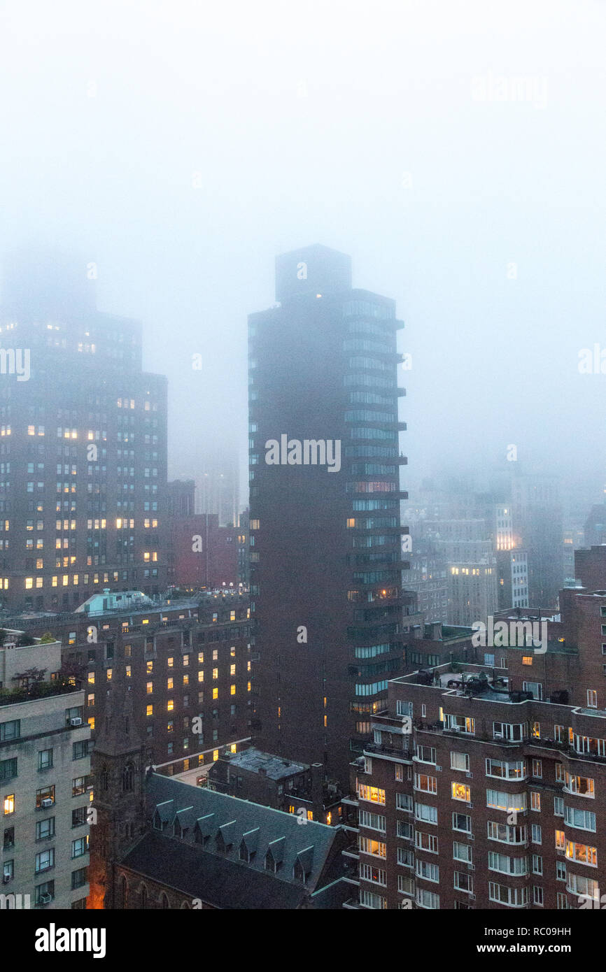 Banchi di nebbia sindone Midtown Manhattan, New York, Stati Uniti d'America Foto Stock