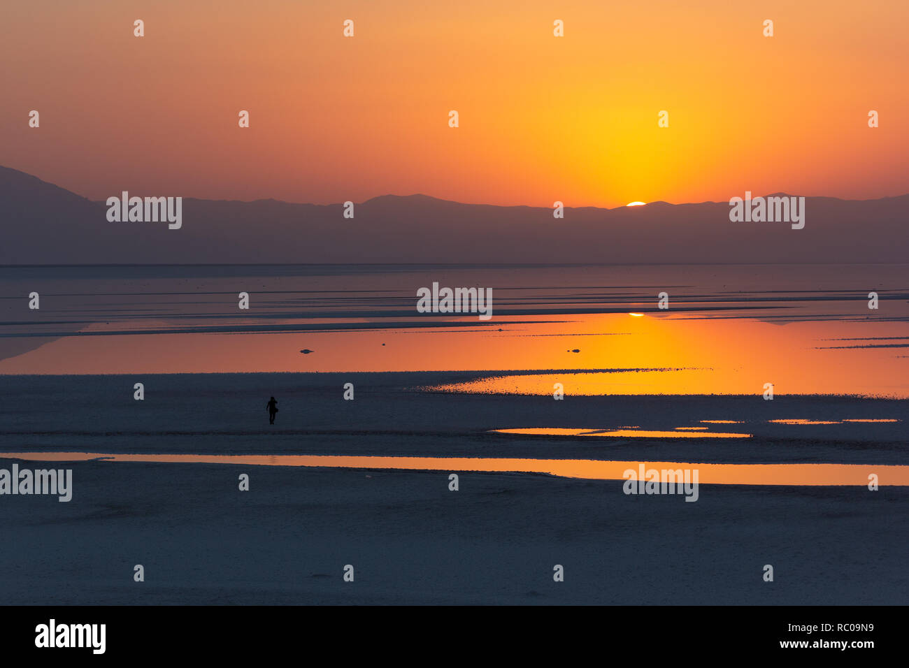 Uno splendido scenario del tramonto sul lago di Urmia, West Azerbaijan provincia, Iran Foto Stock