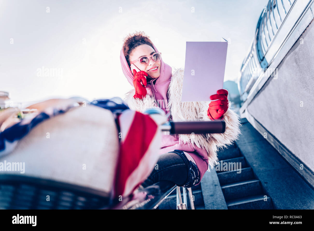 Positivo internazionale felice ragazza controllare le sue note Foto Stock