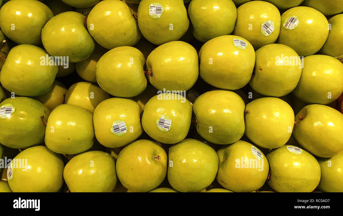 Rossastro fresche Mele Verdi sono venduti nel mercato locale Foto Stock