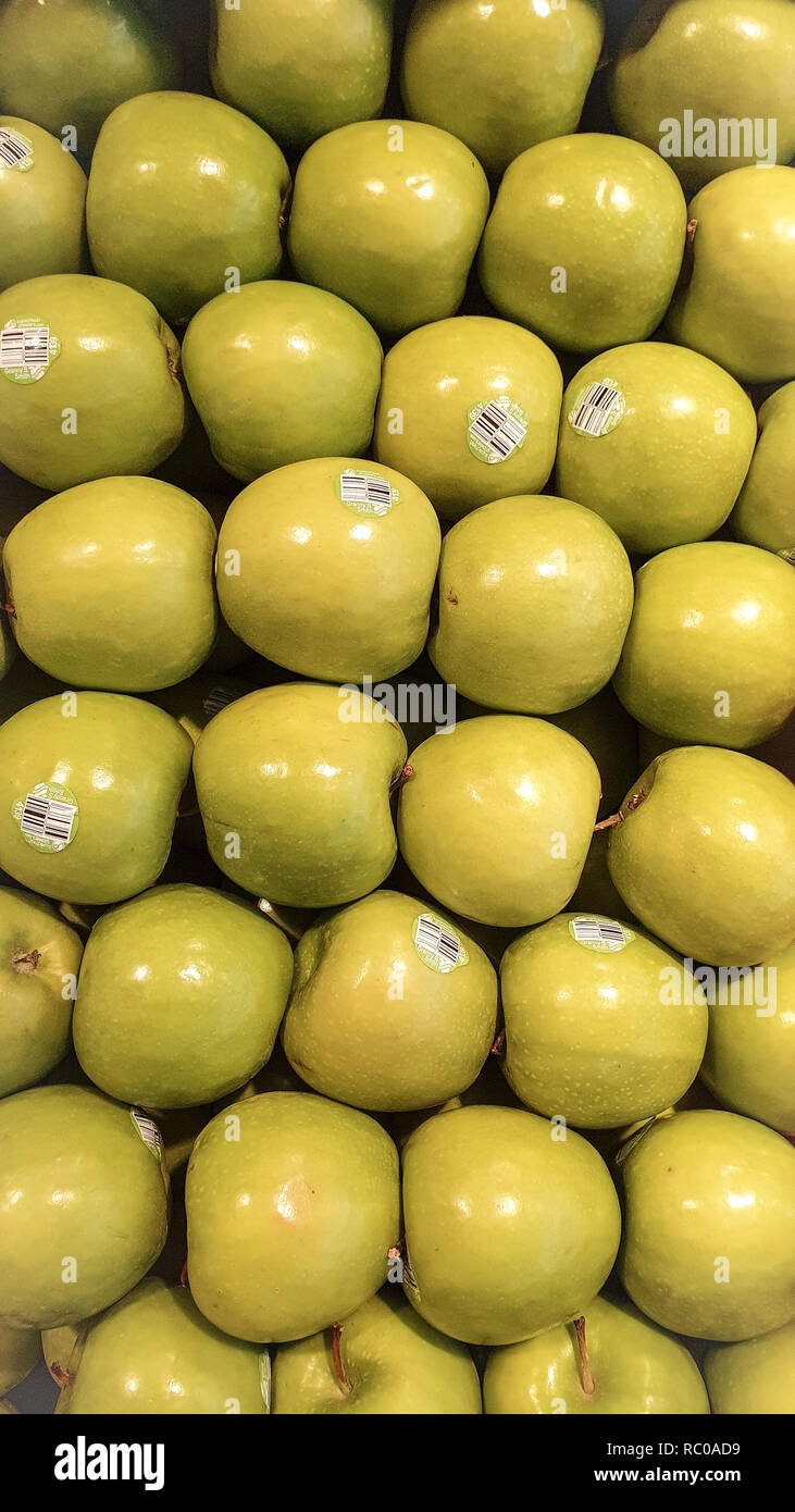 Rossastro fresche Mele Verdi sono venduti nel mercato locale Foto Stock