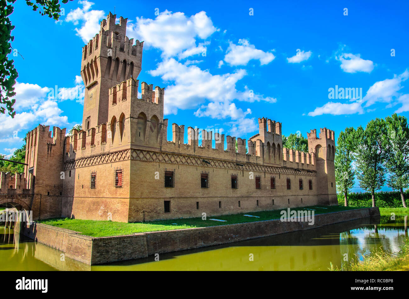 Fossato acqua sullo sfondo del castello di Minerbio Bologna - Emilia Rom Foto Stock