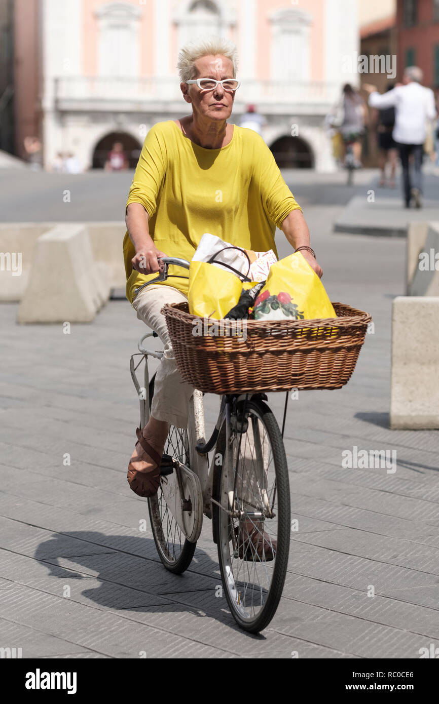 Signora escursioni in bicicletta in città, Pisa, Toscana, Italia, Europa Foto Stock