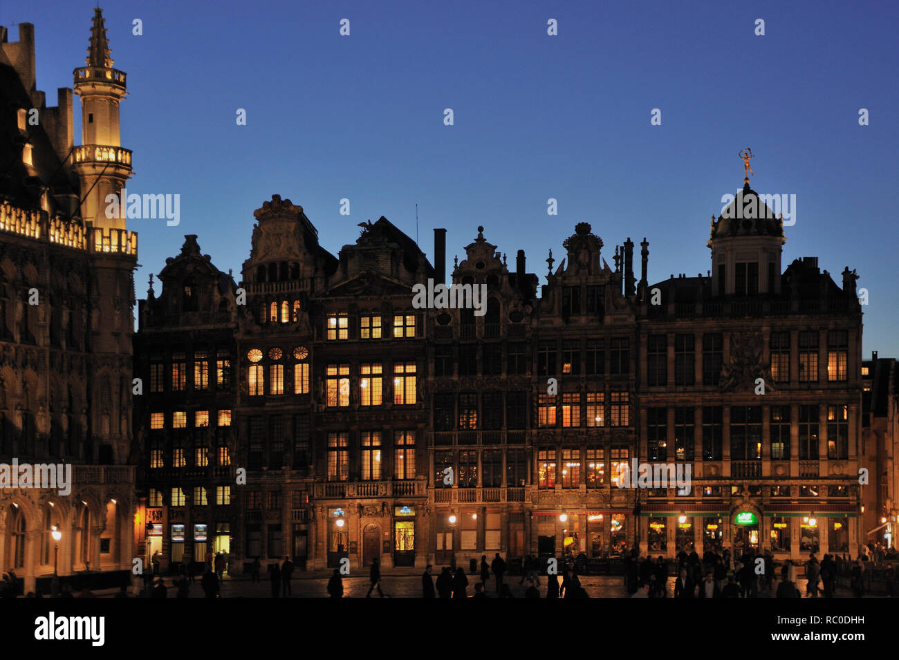 La Grand Place, il Grote Markt, Marktplatz mit den Häusern, von links La Louve - die Wölfin, le Renard - der Fuchs, le Cornet - das Horn, le Sac - das Sa Foto Stock