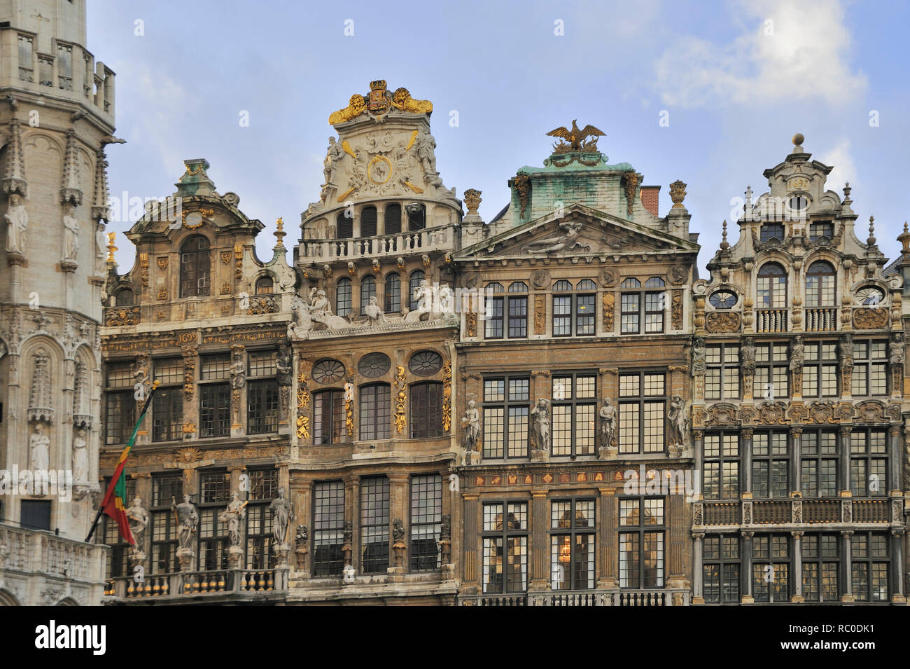 La Grand Place, il Grote Markt, Marktplatz mit den Häusern, von links La Louve - die Wölfin, le Renard - der Fuchs, le Cornet - das Horn, le Sac - das Sa Foto Stock