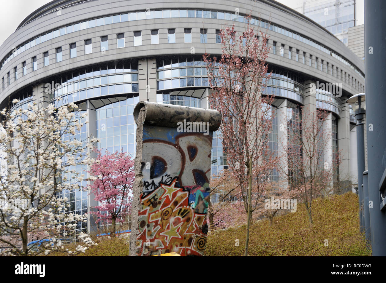 Ue-Parlamentsgebäude, Europäisches Parlament, davor Teilstück der Berliner Mauer, Brüssel, Belgien, Europa | Palazzo del Parlamento della Comunità europea par Foto Stock