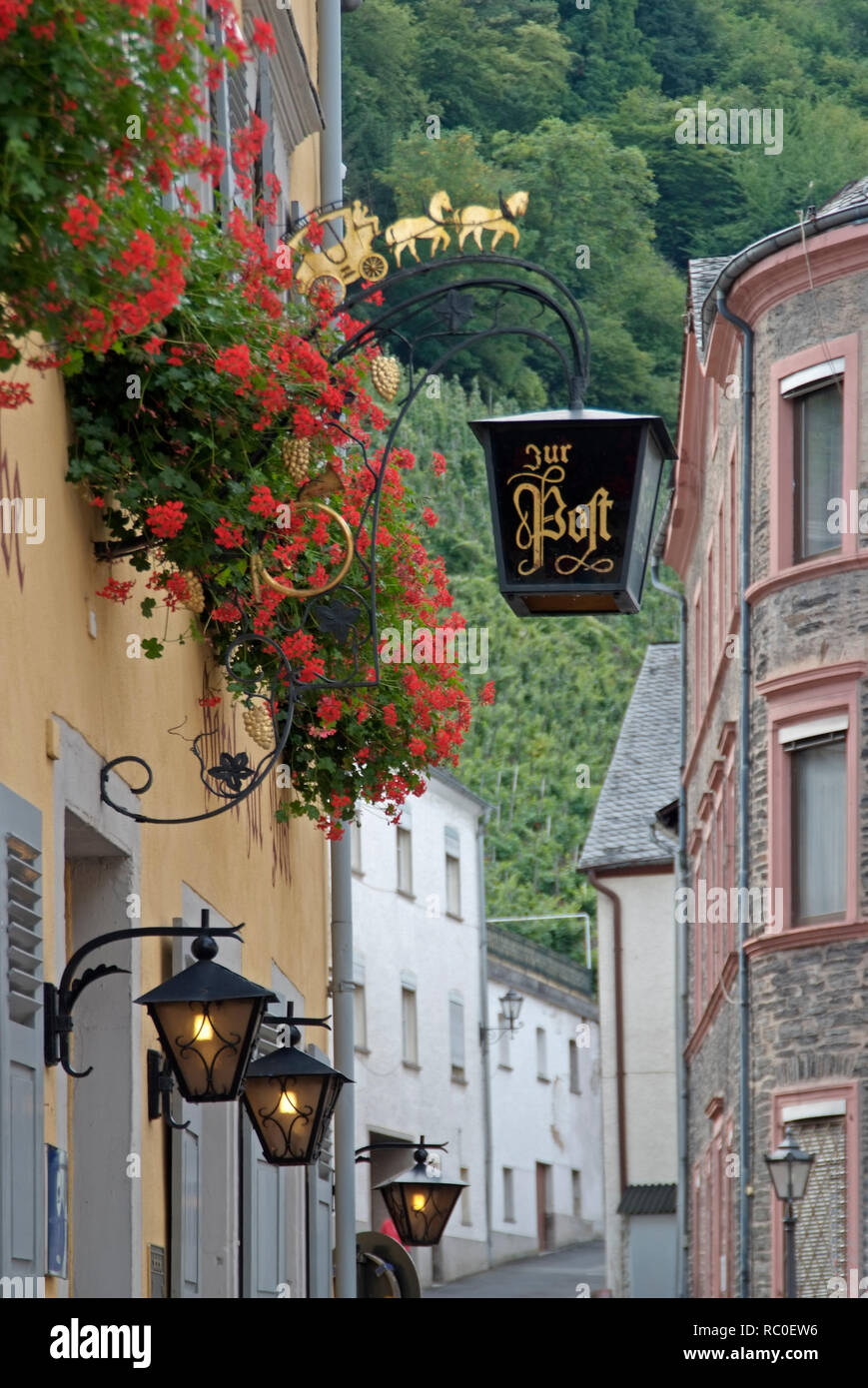Impressione in der Altstadt des Ortsteils Bernkastel, Bernkastel-Kues, Mittelmosel, Landkreis Bernkastel-Wittlich Renania-Palatinato, Deutschland, Europa Foto Stock