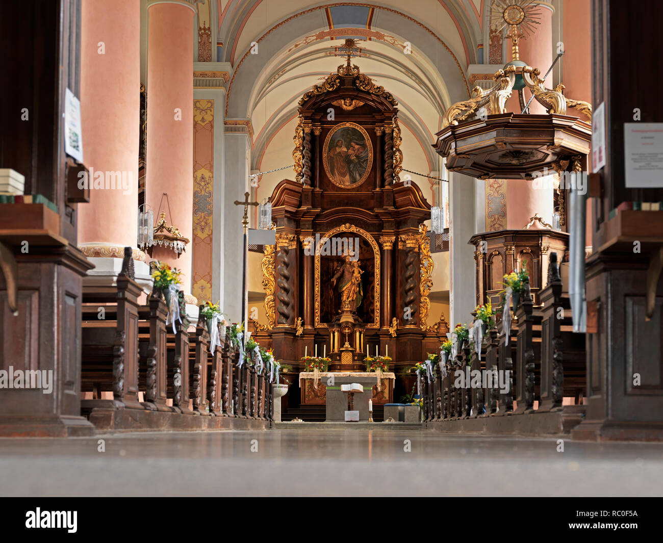 Klosterkirche San Giuseppe mit Kanzel und Hochaltar, Beilstein, Landkreis Cochem-Zell Renania-Palatinato, Deutschland, Europa | monastero chiesa Sant Josep Foto Stock