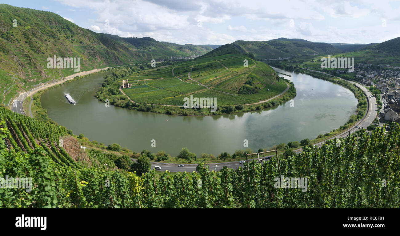 Moselschleife bei Bremm, Mittelmosel, Bremm, Landkreis Cochem-Zell Renania-Palatinato, Deutschland, Europa | fiume Moselle a Bremm, Medio Moselle, dis Foto Stock