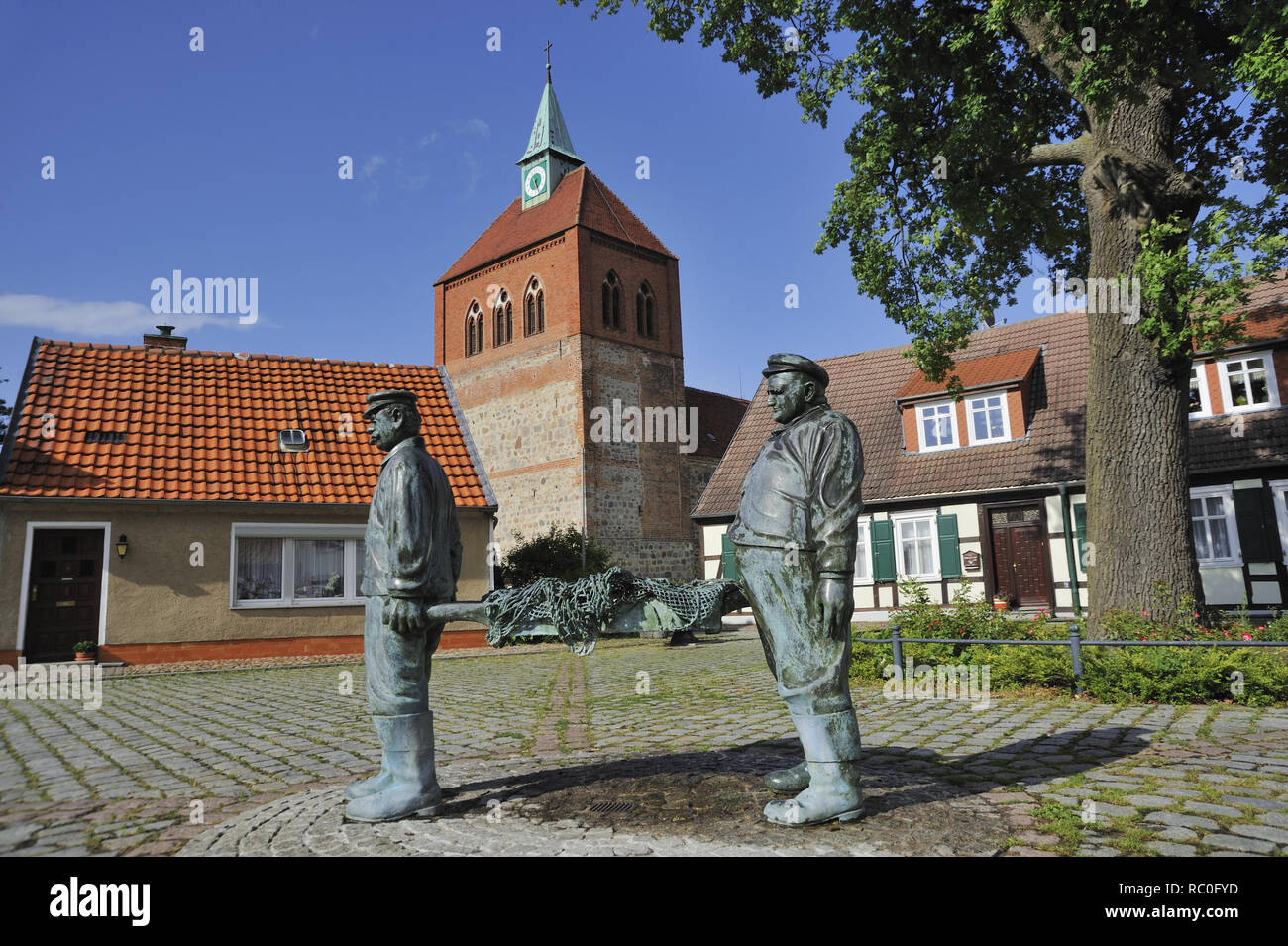 Fischerbrunnen, HG Stadtkirche St.Georg, romanische Feldsteinkirche, Arneburg, älteste Kirche der Altmark, Landkreis Stendal, Sachsen-Anhalt, Deutschl Foto Stock