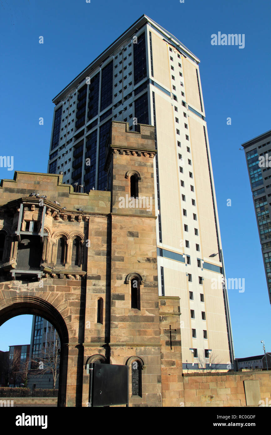 Elevato aumento, torre di blocchi di appartamenti nella zona Gorbals di Glasgow. La casa di gate a sud la necropoli può essere vista in primo piano della fotografia. Alan Wylie/ALAMY © Foto Stock
