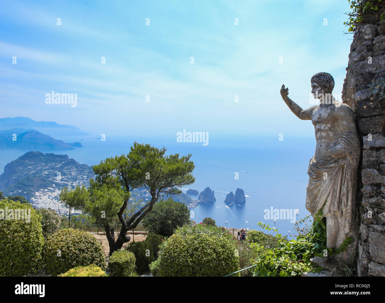Statua romana al di sopra del mare Mediterraneo sulla sommità del Monte Solaro, isola di Capri, Italia Foto Stock