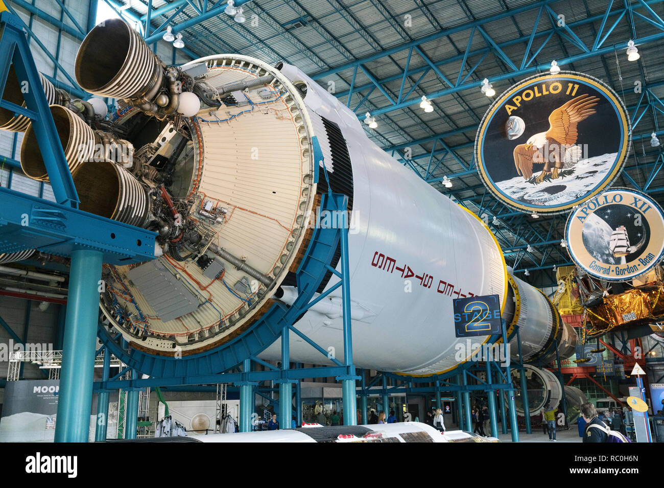 19 dic 2019 - Cape Canaveral, in Florida, Stati Uniti d'America. Il Centro Spaziale Kennedy sull'Isola Merritt Florida all'interno dell'Apollo/Saturn V Center stage 2 motori a razzo. Foto Stock