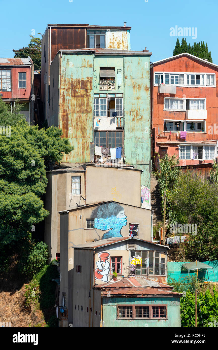 Alloggiamento aggrappati alla collina nella città di Valparaiso, in Cile. Foto Stock