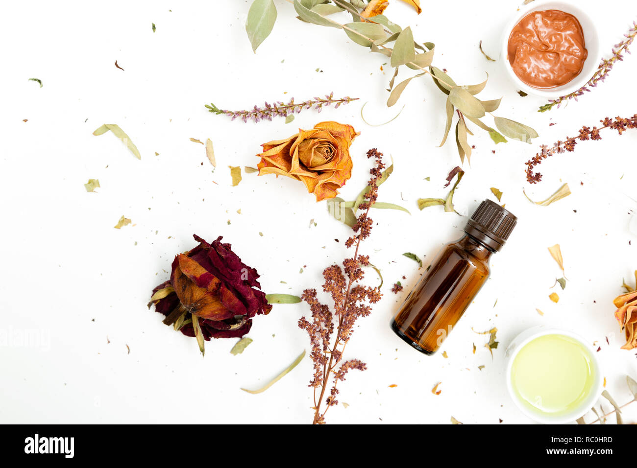 Botanico aromatico cosmetici. Le erbe aromatiche essiccate fiori miscela, fango facciale della maschera di argilla, oli, applicazione a pennello. A base di erbe olistico skincare bellezza hack Foto Stock