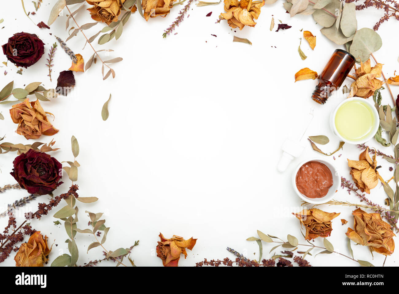 Botanico aromatico cosmetici. Le erbe aromatiche essiccate fiori miscela, fango facciale della maschera di argilla, oli, applicazione a pennello. A base di erbe olistico skincare bellezza hack Foto Stock