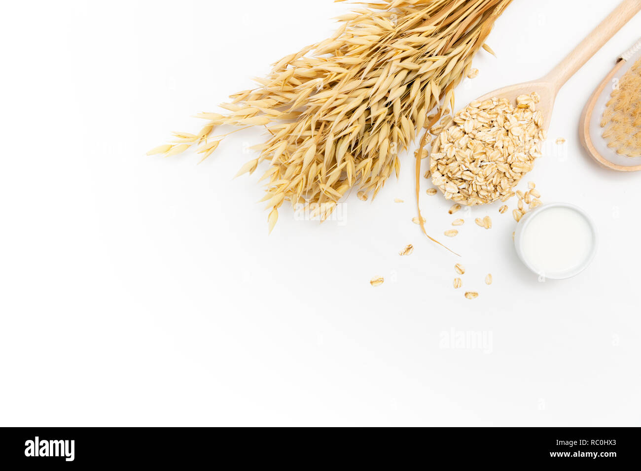 Pelle naturale prodotto di pulitura per body detox. Fiocchi di avena, panna, latte di avena, scrub del corpo spazzola, tavolo bianco, home spa. Foto Stock