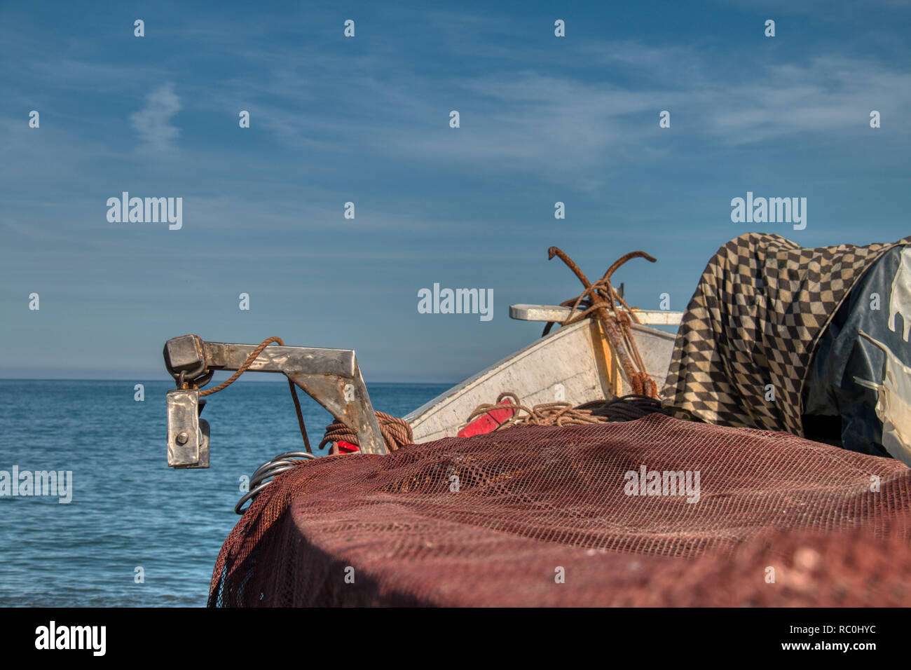 Dettaglio di un armamento di una barca da pesca arenati sulla spiaggia di Oued Laou, un villaggio nella provincia di Chefchaouen sulla costa mediterranea di Mor Foto Stock