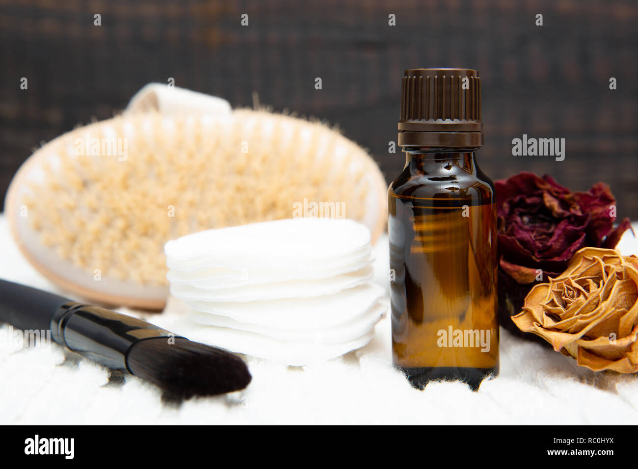 Botanico aromatico cosmetici. Le erbe aromatiche essiccate fiori miscela, scrub del corpo spazzola, oli. Olistico per il fai da te a base di erbe skincare bellezza hack Foto Stock