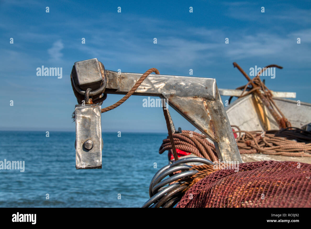 Dettaglio di un armamento di una barca da pesca arenati sulla spiaggia di Oued Laou, un villaggio nella provincia di Chefchaouen sulla costa mediterranea di Mor Foto Stock