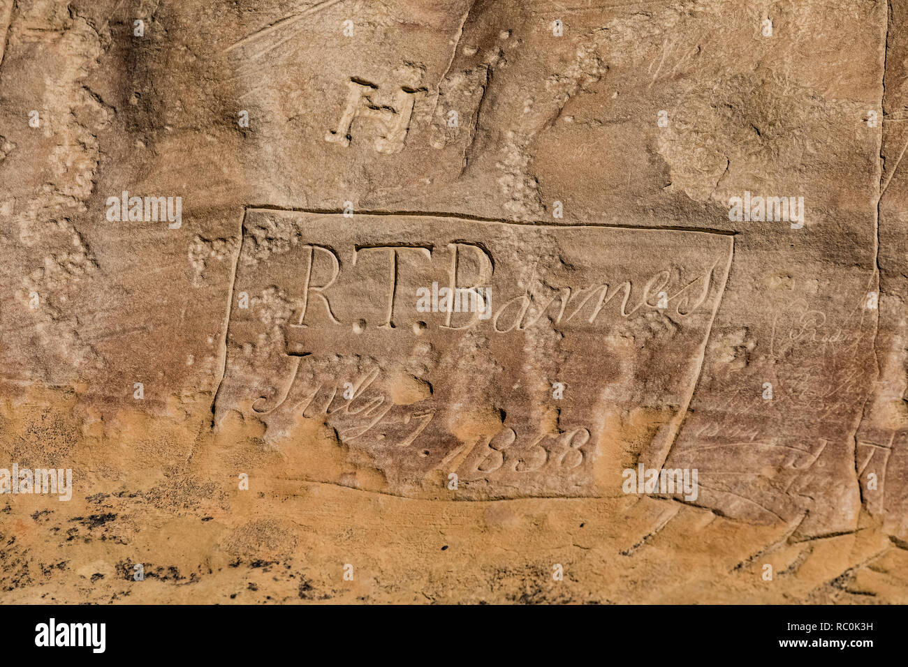 Nel 1858, R. T. Barnes era parte di un vagone treno che è stato attaccato dagli Indiani Mohave ad ovest di qui, ha scolpito il suo nome nella roccia di iscrizione, ora in El Mo Foto Stock