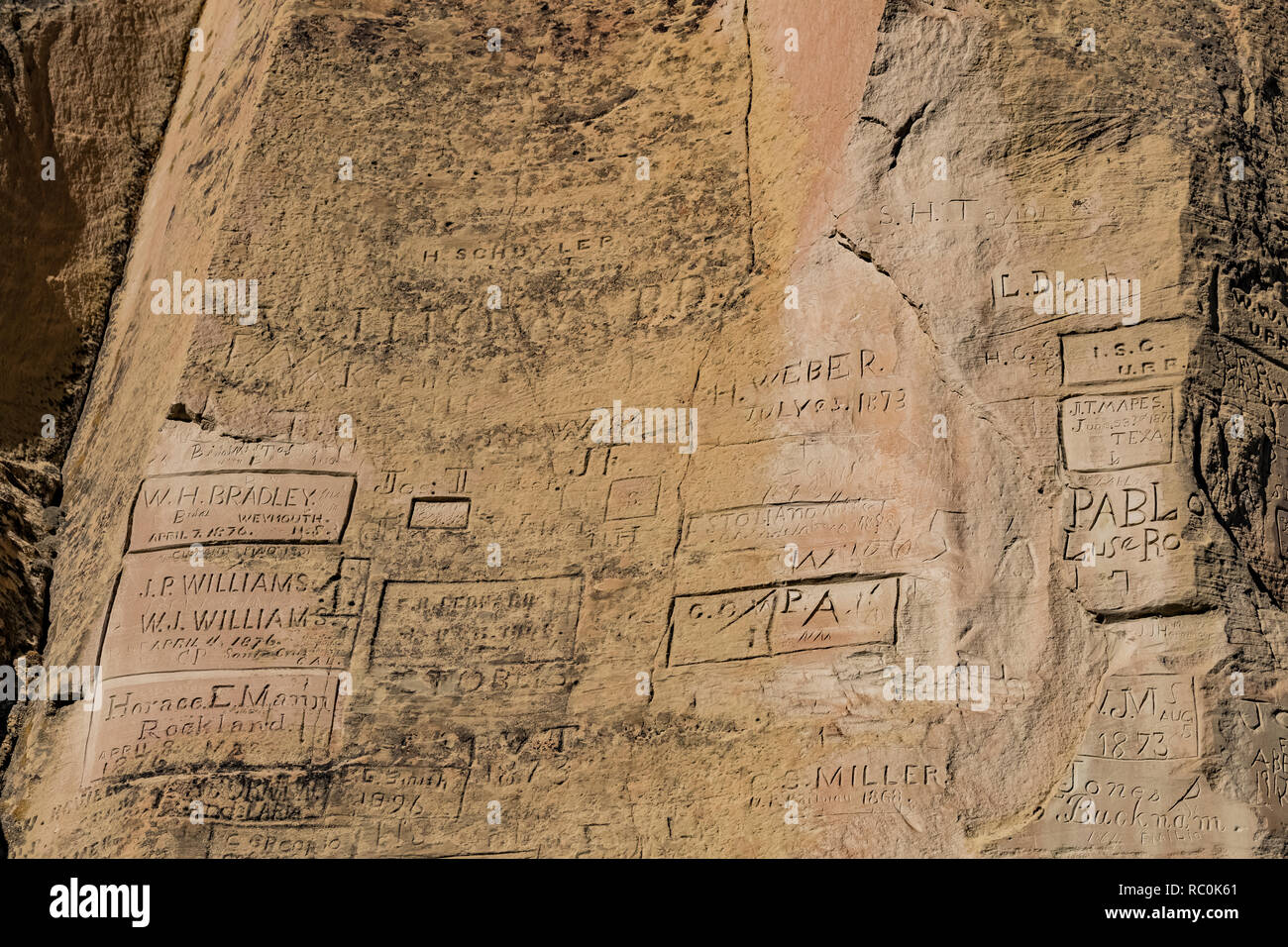 Nomi del vagone treno e di altri emigranti scavate nella roccia di iscrizione in El Morro monumento nazionale, Nuovo Messico, STATI UNITI D'AMERICA Foto Stock
