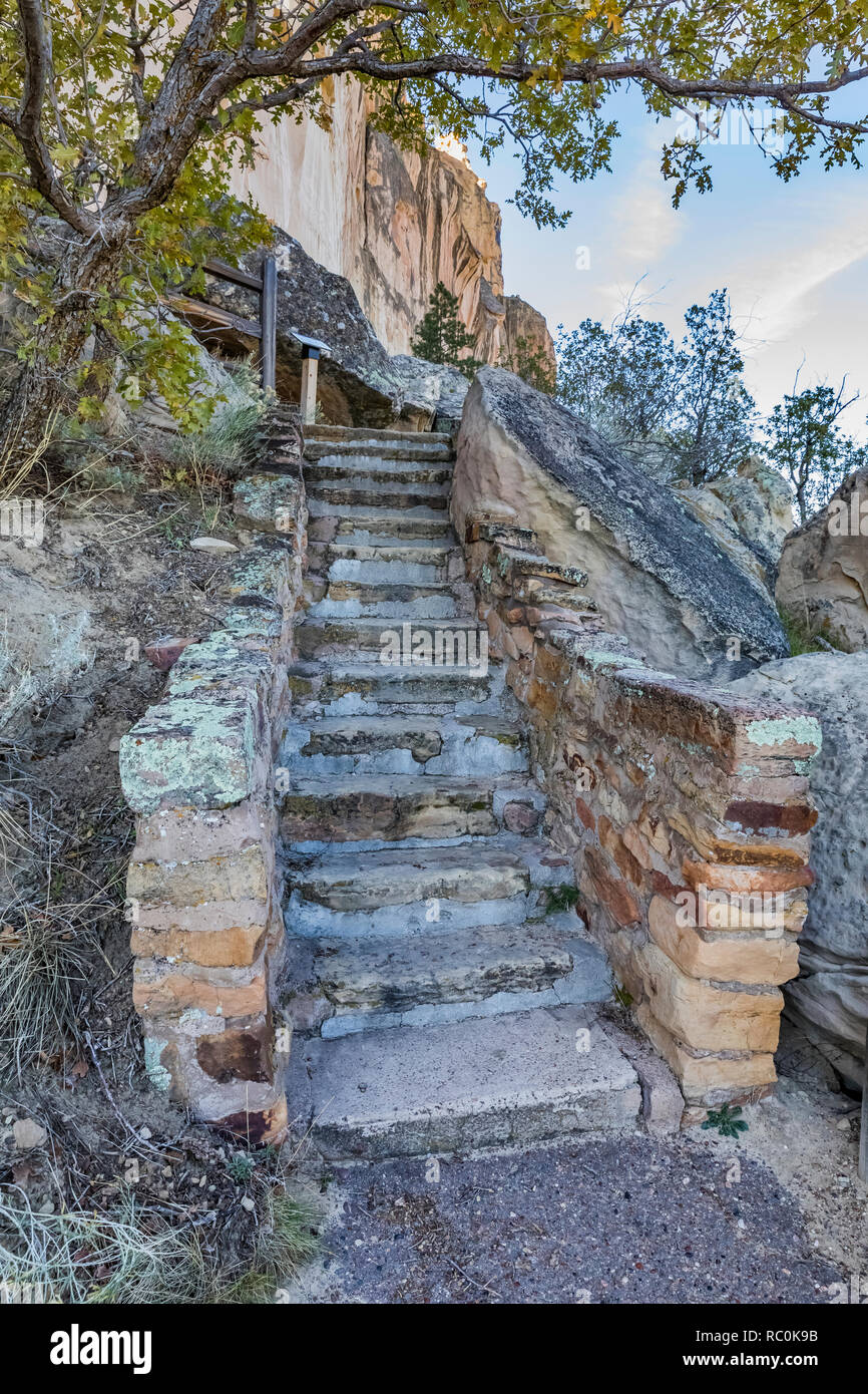 Una scalinata di pietra costruito dai lavori civili lavori di amministrazione di programma durante la Grande depressione lungo la cima di Mesa Trail in El Morro monumento nazionale Foto Stock