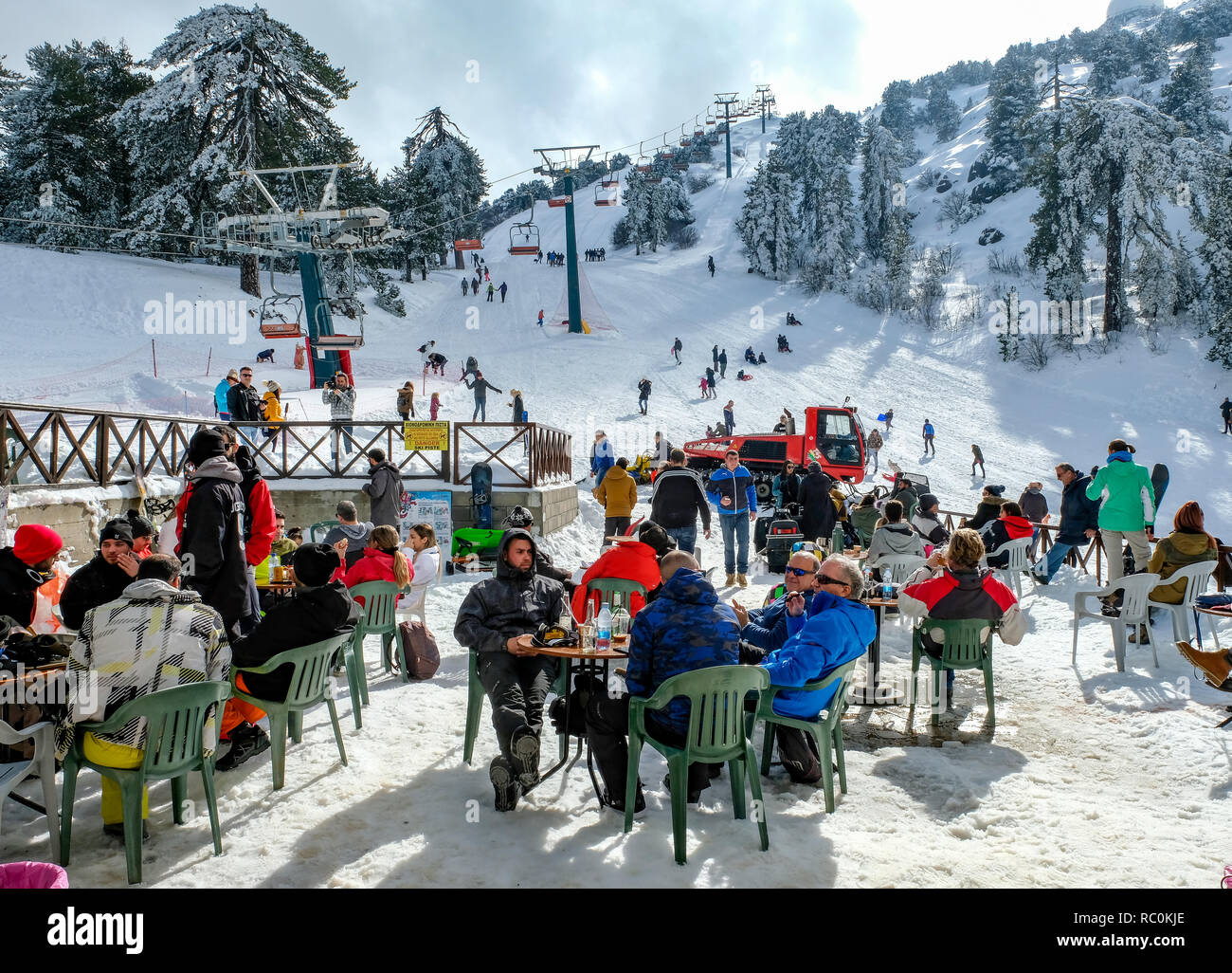 Gli sciatori e snow boarders godere di belle condizioni presso il Sun Valley ski resort sulle pendici del monte Olimpo in i Monti Troodos, Cipro. Foto Stock